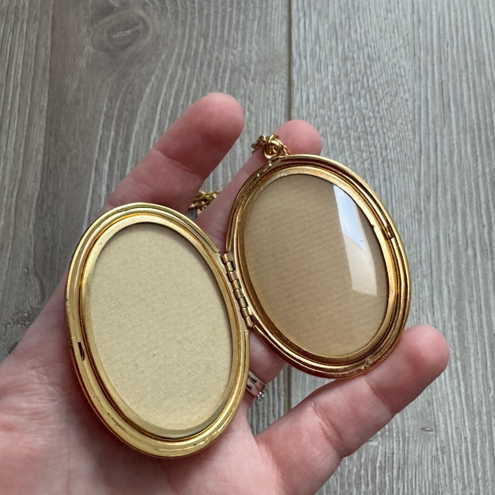 Vintage Large Gold Detailed Oval Double Photo Costume Locket Pendant Antique - Picture 3 of 3